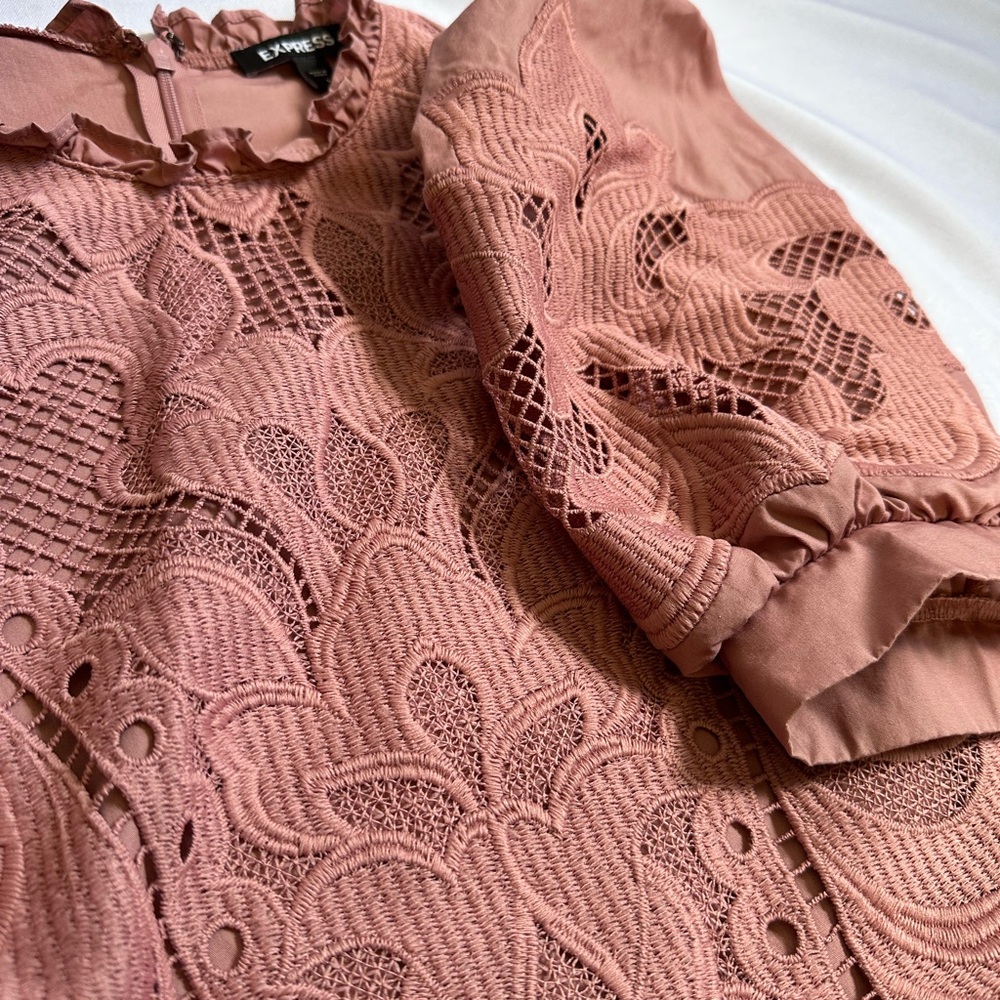 EXPRESS Women’s Short Puff Sleeve Lace Top - Picture 4 of 6